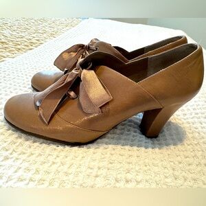 AEROSOLS Heelrest Taupe Leather Heels - Size 10